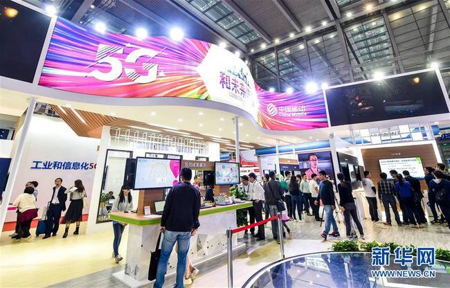  11月19日，参观者在中国移动的展台了解5G信息。当日，在深圳举行的第十九届中国国际高新技术成果交易会上，各大运营商设立的5G展台吸引参观者的目光。新华社记者毛思倩摄 
