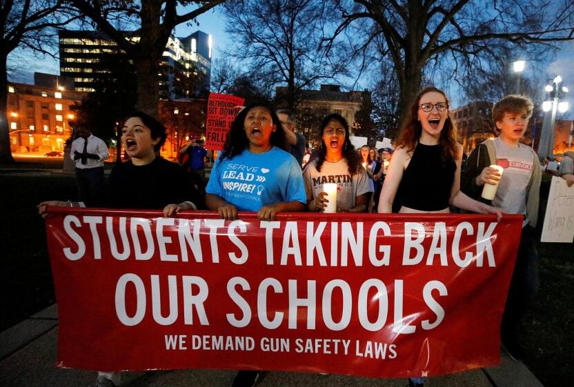 美国各地学生呼吁控枪 白宫前现“躺尸”抗议