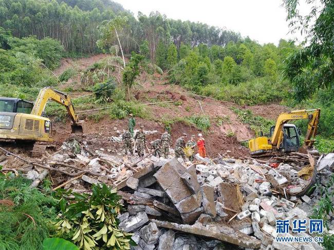 6月24日，广西凌云县玉洪瑶族乡乐凤村林瓦屯出现山体滑坡，救援人员在清理现场。