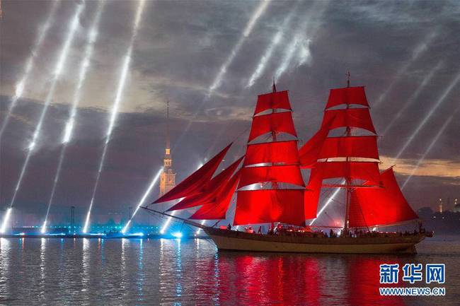 6月24日凌晨，红色帆船行驶在俄罗斯圣彼得堡的涅瓦河上。