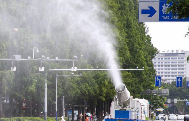 南京：大暑时节 “雾炮”洒水车制造“人工清凉”