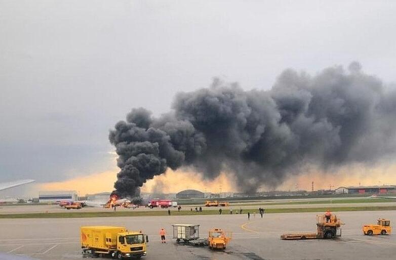 俄航客机迫降重着陆起火，造成41人死