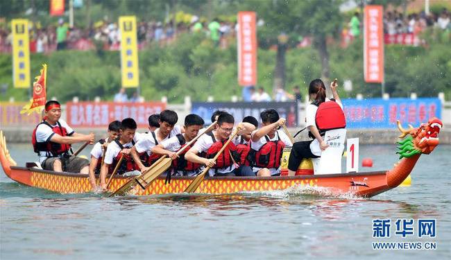 　6月7日，在河北石家庄市行唐县颖水河上，人们在龙舟赛上比拼。 新华社发（张晓峰摄）