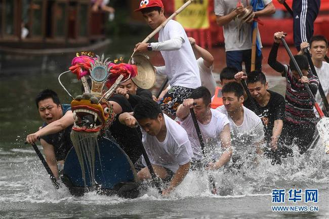 6月7日，龙舟队员在浙江杭州西溪湿地举行的蒋村“龙舟胜会”上划龙舟。
