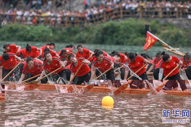 6月7日，在贵州铜仁碧江区锦江河上，人们在龙舟赛上竞逐。新华社发（伍卫东摄）