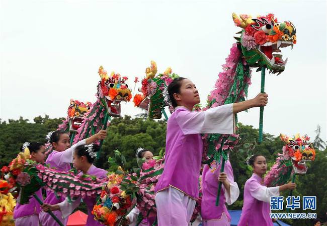 6月7日，上海市吕巷中学学生在上海海湾国家森林公园舞龙。新华社记者 刘颖 摄