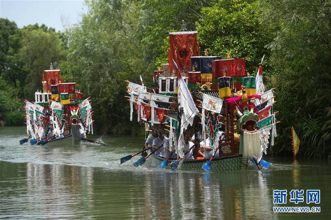 这是6月7日在浙江杭州西溪湿地拍摄的蒋村“龙舟胜会”。