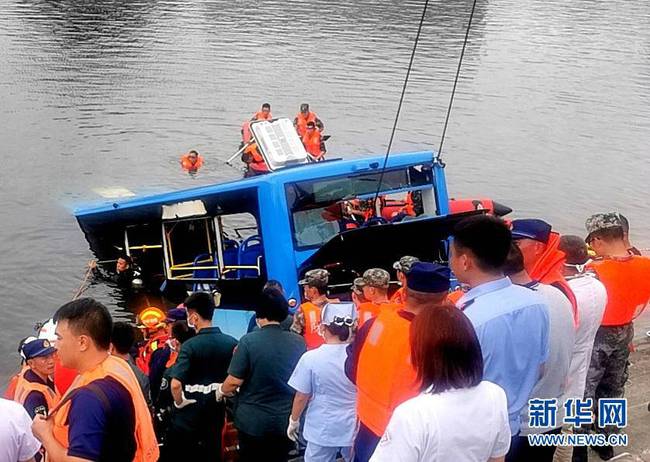 7月7日，坠湖公交车被打捞出水。记者从贵州省有关部门了解到，7日中午12时许，安顺市西秀区一辆公交车在行驶过程中冲出路边护栏，坠入虹山湖水库中。截至7日17时30分，共搜救出36人，其中21人死亡、15人受伤，伤员已全部转往医院救治。