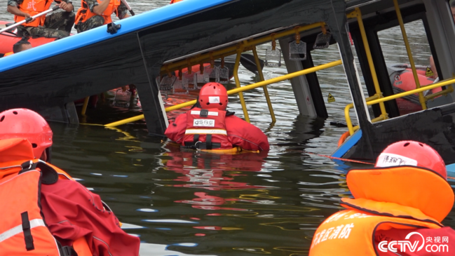 7月7日，安顺市西秀区一辆公交车行至当地虹山水库时，侧翻坠湖。截至7日17时，贵州消防已调集总队机关、安顺支队、贵阳支队共计33辆消防车、21艘救援艇、141名消防救援人员（含19名潜水员）、36套潜水装具、1台水下机器人赶赴现场救援。 应急管理部消防救援局 供图