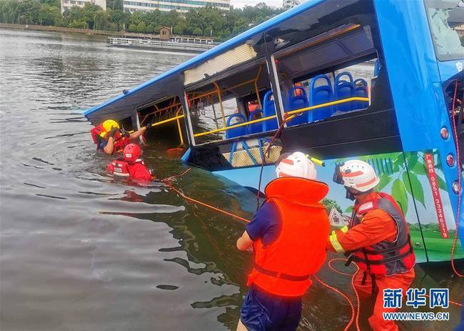 7月7日，坠湖公交车被打捞出水。记者从贵州省有关部门了解到，7日中午12时许，安顺市西秀区一辆公交车在行驶过程中冲出路边护栏，坠入虹山湖水库中。截至7日17时30分，共搜救出36人，其中21人死亡、15人受伤，伤员已全部转往医院救治。