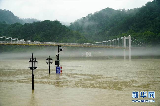 7月8日在桐庐县城东门码头拍摄的分水江。涨起的江水已将游步道淹没，只露出路灯。新华社记者 殷晓圣 摄