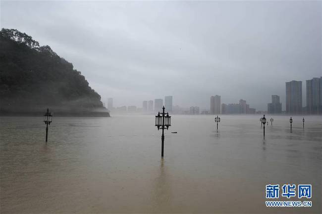 7月8日在桐庐县城东门码头拍摄的分水江。涨起的江水已将游步道淹没，只露出路灯。新华社记者 黄宗治 摄