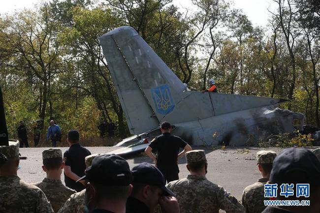 9月26日，工作人员在乌克兰哈尔科夫州的飞机坠毁现场切割飞机残骸。谢尔盖·斯塔拉斯坚科摄