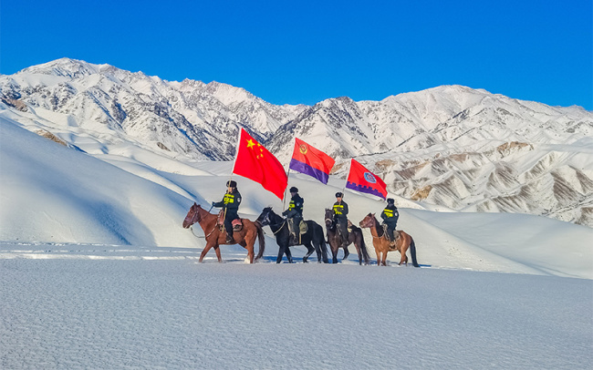 新疆伊犁：踏雪巡逻筑牢边境防线