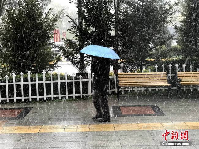  10月9日，受冷空气影响，青海省西宁市迎来入秋以来首场降雪，青海省气象部门连发四条寒潮黄色预警，西宁市当日日最低气温跌至0.9摄氏度，创下了今年下半年以来新低。 中新社记者 孙睿 摄