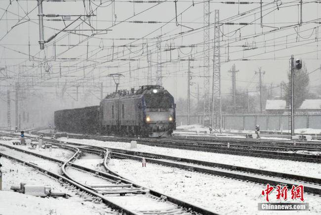  10月9日，内蒙古乌兰察布市迎来降雪，受冷空气影响，内蒙古中西部将先后出现雨转雨夹雪或雪的天气。图为列车从集宁南站驶出。 中新社发 唐豆子 摄