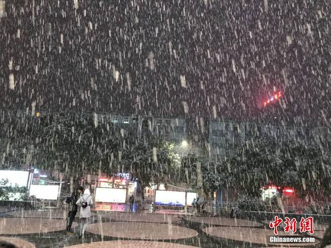 10月9日晚，甘肃兰州迎来了今秋的第二场降雪。大雪天气让路上的行人“顶风冒雪”前行，车辆缓慢行驶。接连两场降雪让秋日的兰州提前开启“冬季”模式。 　　据兰州中心气象台消息称，受降雪及降温影响，24小时内，甘肃张掖、金昌、武威、白银、兰州、临夏、定西、天水、平凉、庆阳等市州可能出现道路结冰，并对交通有一定的影响。 杨娜 摄