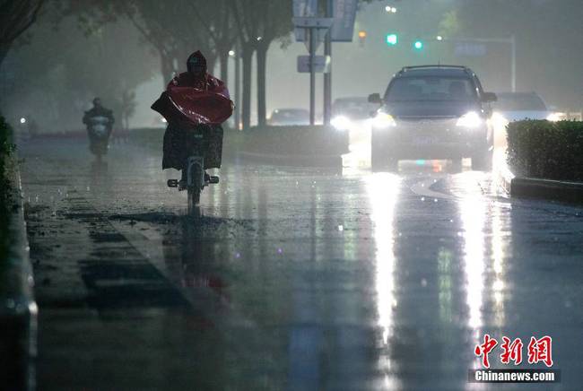  10月8日，北京市民在雨中前行。北京气象部门预计，本次降雨将持续较长时间，整体累积雨量将达中至大雨。 中新社记者 刘关关 摄