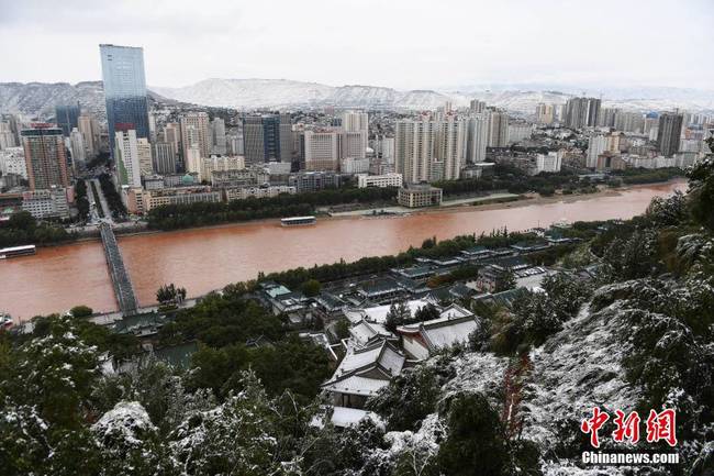  10月9日，兰州迎来降雪，雪景映衬黄河美景。 中新社记者 杨艳敏 摄