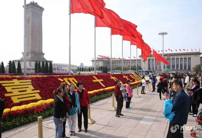 中外游客在天安门广场感受十九大喜庆氛围(组图)