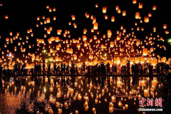 泰国清迈庆祝水灯节 游客共赏“万人天灯”(组图)