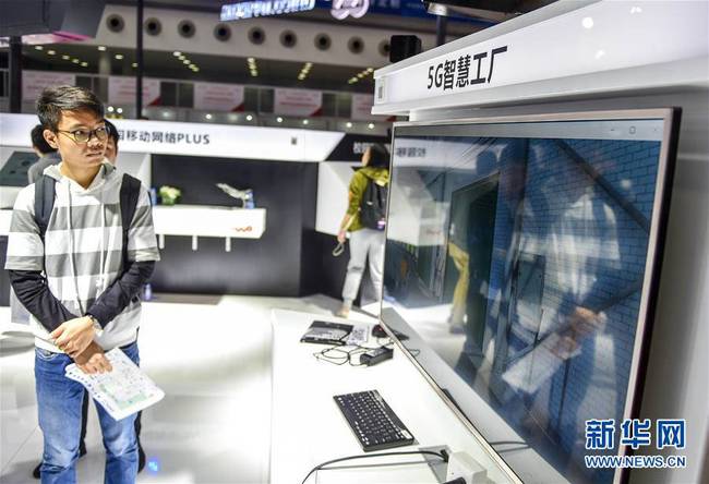  11月19日，参观者在中国联通的展台体验5G智慧工厂。当日，在深圳举行的第十九届中国国际高新技术成果交易会上，各大运营商设立的5G展台吸引参观者的目光。新华社记者毛思倩摄 