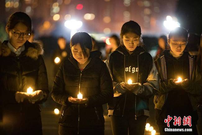 大学生们悼念遇难同胞。泱波 摄