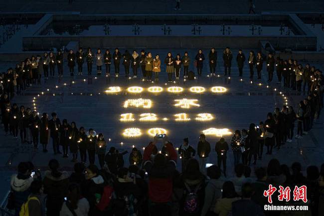 烛光祭奠遇难同胞。泱波 摄