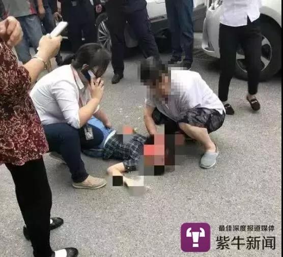 南京10岁女童被高空异物砸中头 医院连夜手术抢救