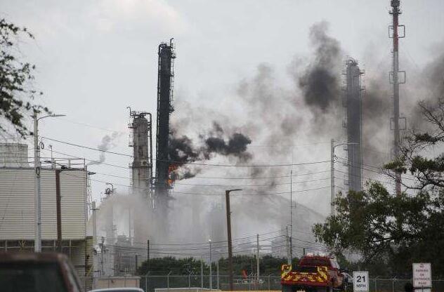美国一家炼化厂发生火灾致37伤 现场已被封锁